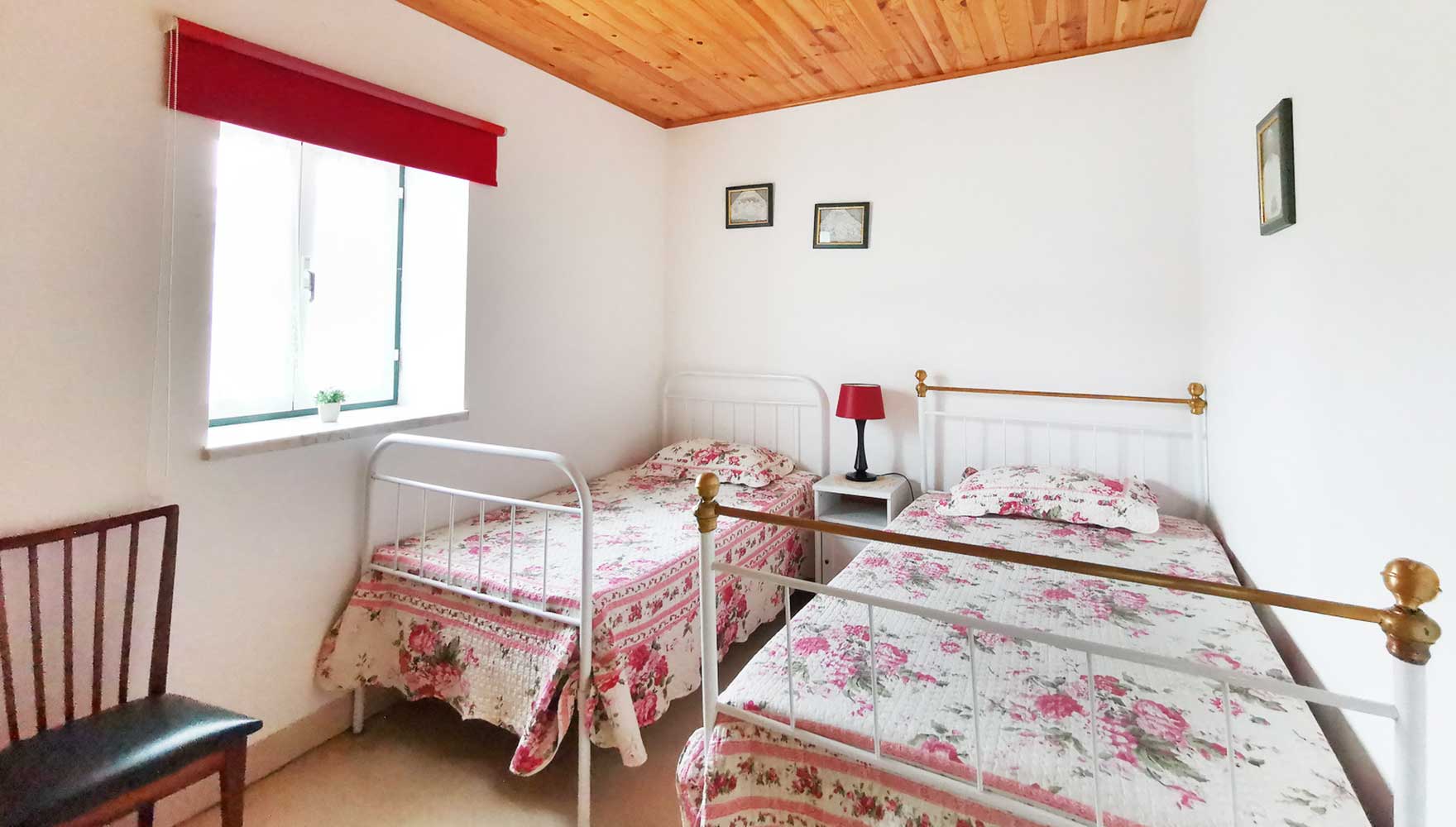 quarto, duas camas de solteiro