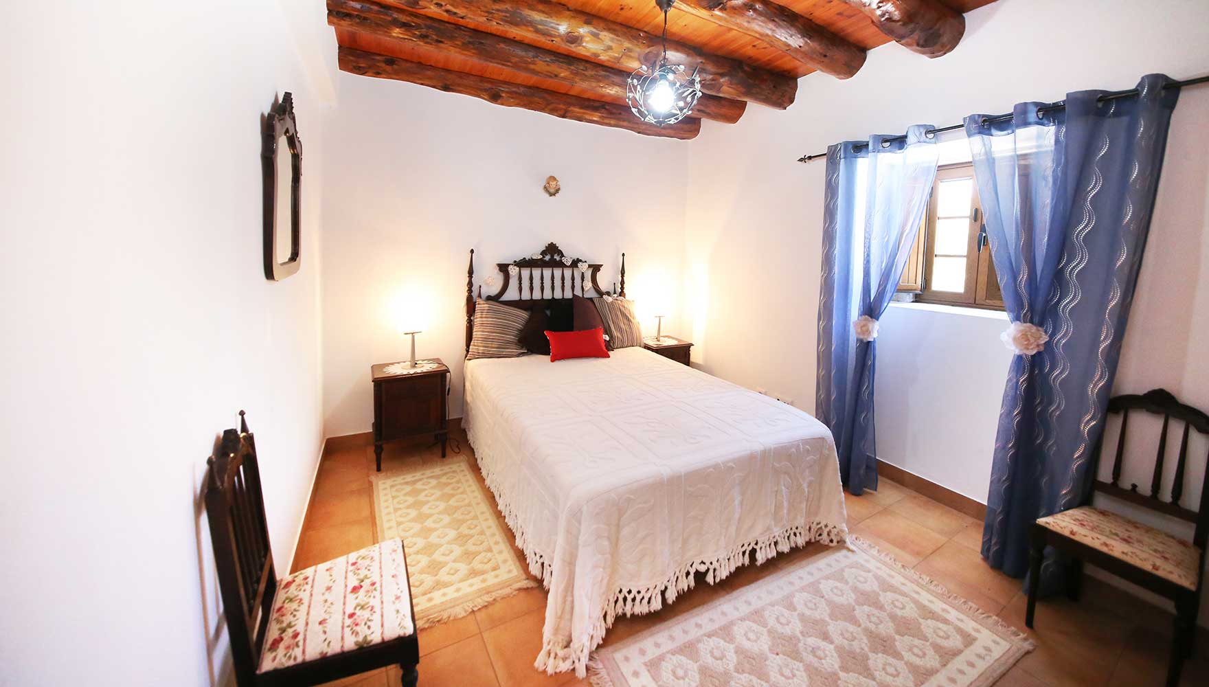 quarto com cama de casal