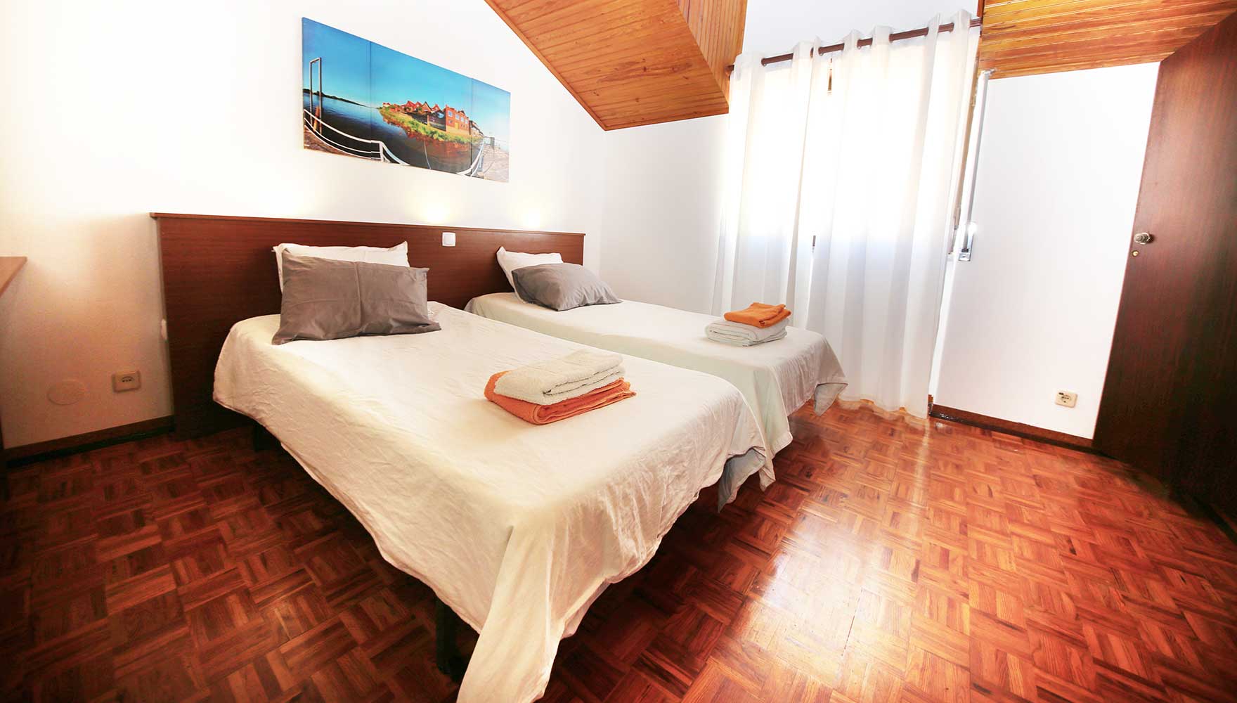 quarto com 2 camas individuais