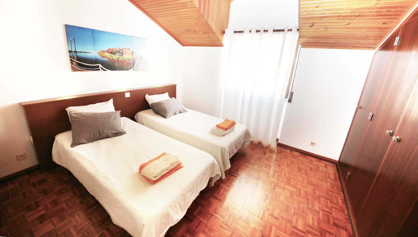 quarto com 2 camas individuais