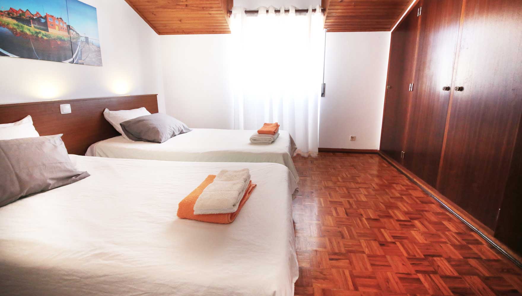 quarto com 2 camas individuais