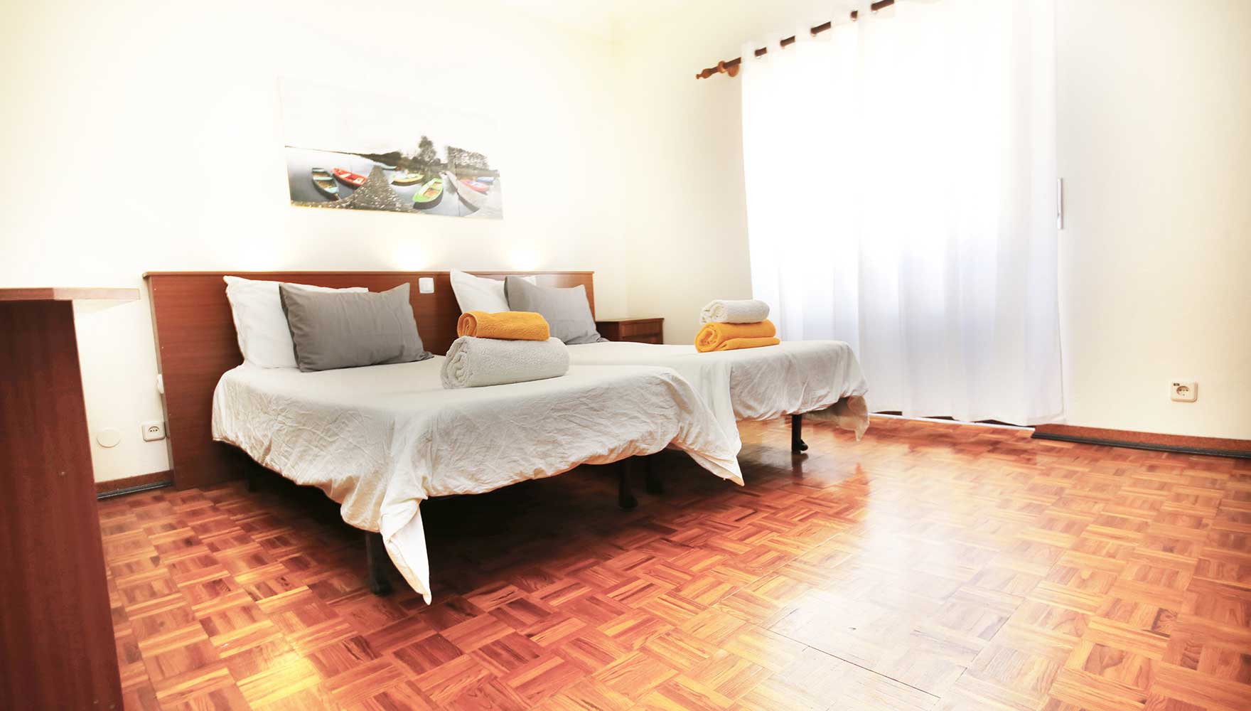 quarto com 2 camas individuais