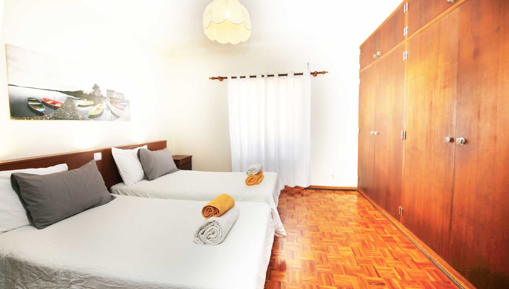 quarto com 2 camas individuais