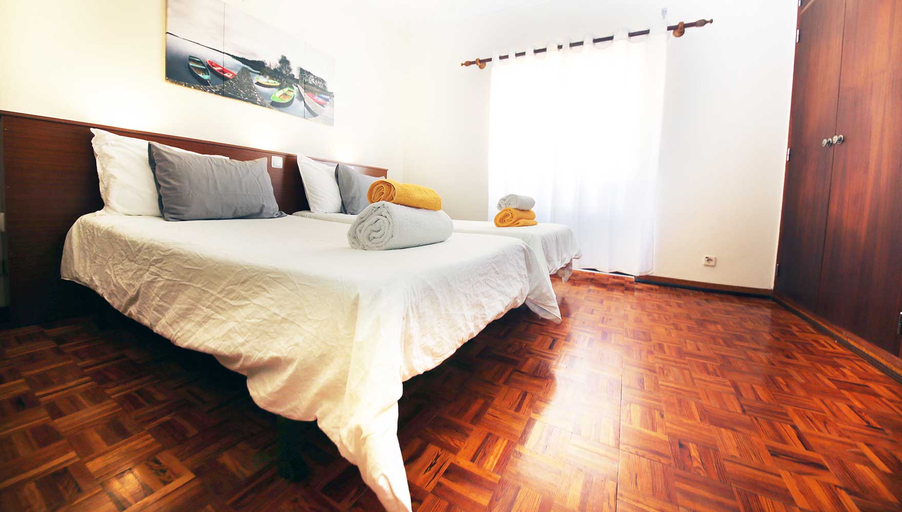 quarto com 2 camas individuais