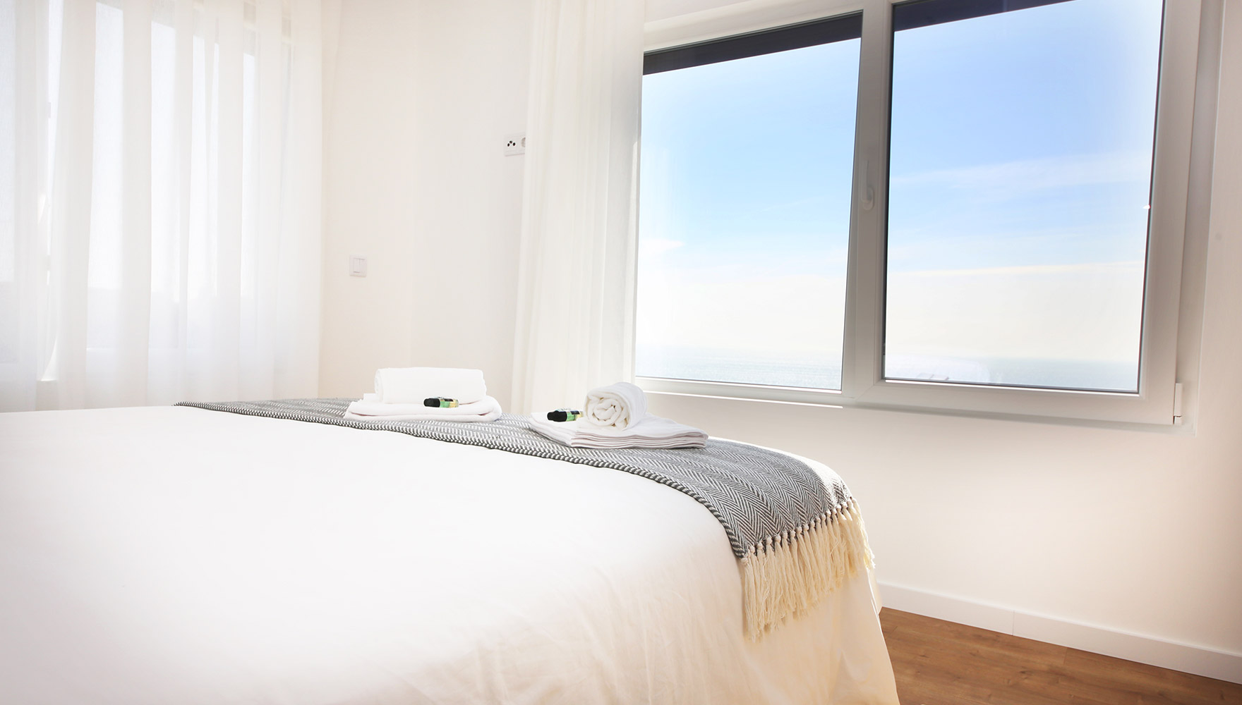 bedroom with single/double bed setup